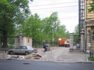 Выборгский сад, ворота, ограда, улица Комиссара Смирнова