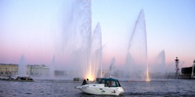 Плавающий фонтан у Стрелки Васильевского острова с катера