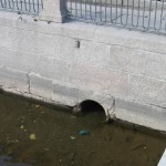 Набережная Фонтанки у Горстина моста, канализационный сток