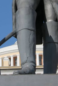 Павловск, Павловский дворец, памятник Павлу I, трещина на ботфорте