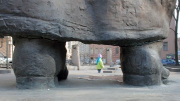 Памятник Джамбулу в Петербурге, трещины