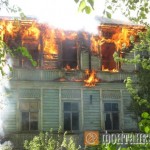 Пожар в деревянном доме в Красном Селе на улице Красных Командиров