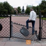 Сломанная калитка ограды Екатерининского сквера, сада на площади Островского