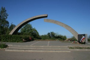 Памятник Розарванное кольцо на Дороге жизни