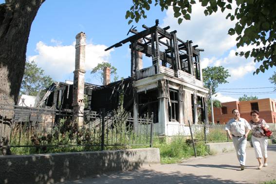 Один из сгоревших домов на нечетной стороне улицы