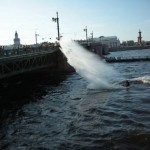 Аквабайк, аквабайкер поливает водой Дворцовый мост