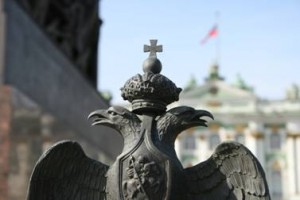 Дворцовая площадь, Александровская колонна, орел