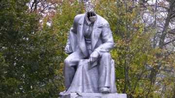 Памятник Ленину без головы в Красном Селе