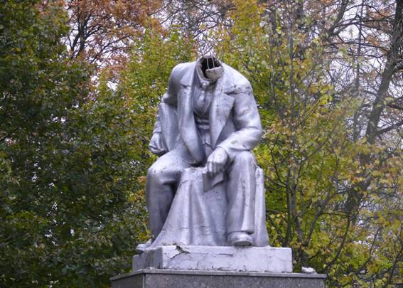 Памятник Ленину без головы в Красном Селе