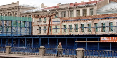 Канал Грибоедова и стройплощадка на месте Пробирной палаты