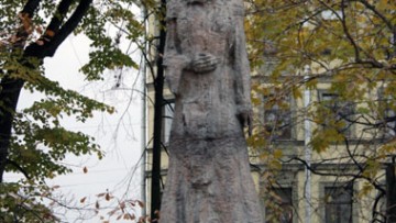 Памятник Коста Хетагурову в саду Академии художеств