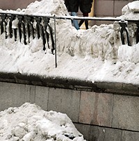 Канал Грибоедова, сброшенный снег, сломанная решетка