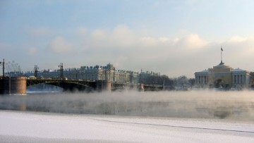 Нева, пар, Дворцовый мост