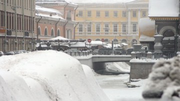 Сброс, сброшенный снег в канал Грибоедова