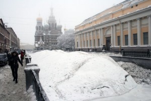 Канал Грибоедова, сброшенный снег, снежные горы