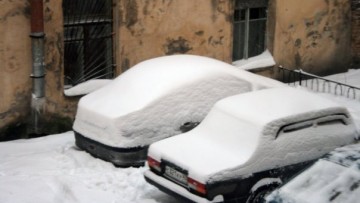 Двор, снег, машины