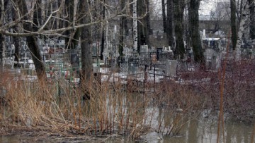 Река Волковка затопила магометанский участок Ново-Волковского кладбища