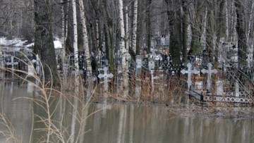 Река Волковка затопила магометанский участок Ново-Волковского кладбища