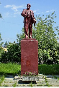 Красный памятник Ленину у проходной Охтинского химического завода