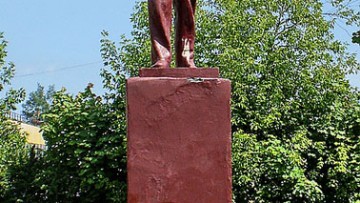 Красный памятник Ленину у проходной Охтинского химического завода