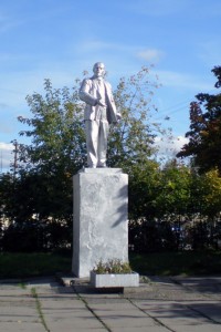 Серебристый памятник Ленину у проходной Охтинского химического завода