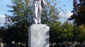 Серебристый памятник Ленину у проходной Охтинского химического завода