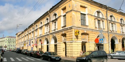 Малый гостиный двор, набережная канала Грибоедова, 26, угол улиц Ломоносова и Думской Малый гостиный двор, набережная канала Грибоедова, 26, угол улиц Ломоносова и Думской