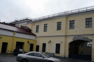 Здание в трещинах у «Звенигородской»