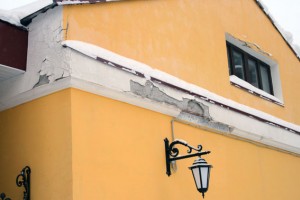 Дефекты стены здания у «Звенигородской»