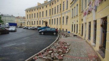 Разбитый тротуар на Гороховой улице после недавно демонтированного летнего кафе «Восточный уголок»