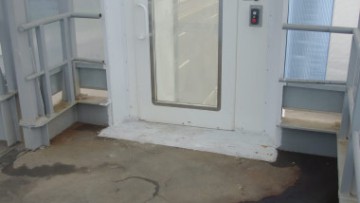 Дверь кабины лифта для инвалидов