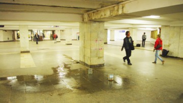 Протекающий потолок в подземном переходе станции метро Спортивная