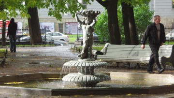 Фонтан «Путти» в Введенском саду напротив Витебского вокзала