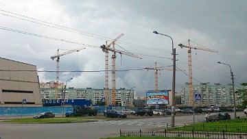 Строительство жилого комплекса Yellow Submarine (YE'S) из трех шестнадцатиэтажных зданий на углу проспекта Просвещения и улицы Хошимина