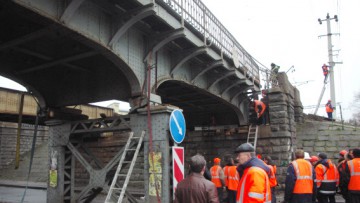 Поврежденная опора железнодорожного моста на Боровой улице