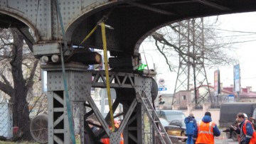 Поврежденная опора железнодорожного моста на Боровой улице