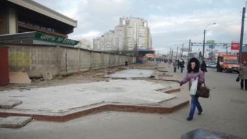 Вокруг станции метро «Пионерская» сносят оставшиеся ларьки