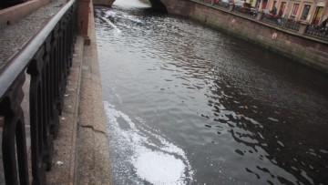 В канале Грибоедова плавают пятна раскрошенного пенопласта
