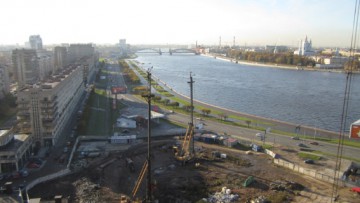 Вид со строящегося комплекса «Платинум» на Свердловской набережной, 54-58