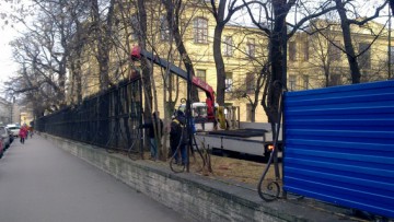 Демонтаж решетки, ограды клиники Отто на Менделеевской линии