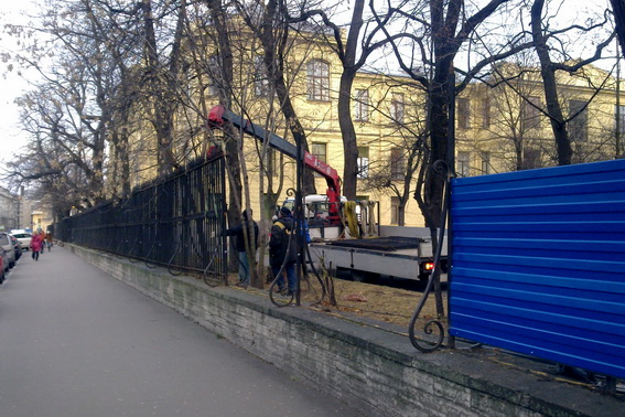 Демонтаж решетки, ограды клиники Отто на Менделеевской линии