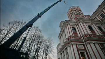 Золотой крест устанавливают на Николаевский дворец