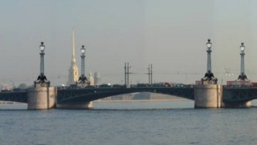 На время реконструкции Дворцовый мост могут скрестить с Серным