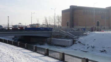 Недостроенный спуск у моста в створе Днепропетровской улицы