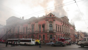 Кровлю горевшего дворца Белосельских-Белозерских починят за март