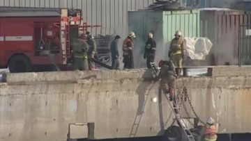 Пожар на судоремонтном заводе на Канонерском острове