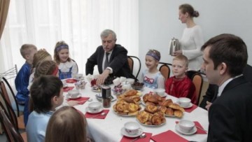 Георгий Полтавченко есть пирожки в новом детском саду на Большом Сампсониевском проспекте, 51