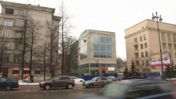 Центр обслуживания на Московском, между домами 153 и 149