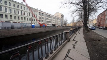 Набережная канала Грибоедова у дома 120, тротуар деформировался, аварийный