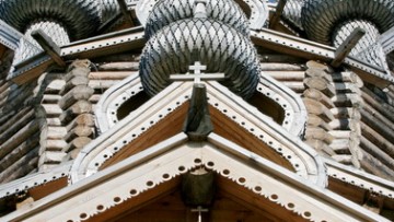 Купола Покровской церкви в Невском лесопарке